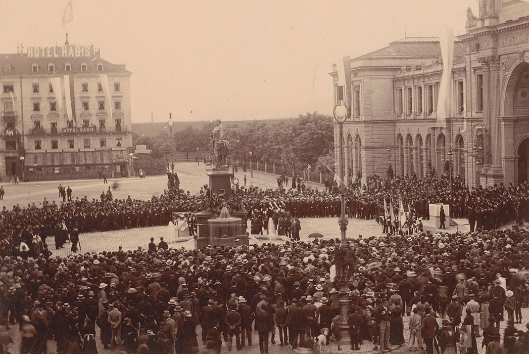 [Einweihungsfeier beim Alfred Escher-Denkmal auf dem Bahnhofplatz Zürich]. [Zürich?], [1889]. Zentralbibliothek Zürich, Zürich K3, Escherdenkmal I, 2